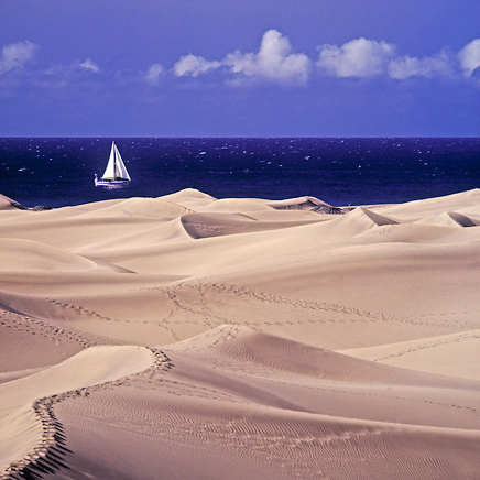 Segelschiff vor Sandswrack vor Sanddünen